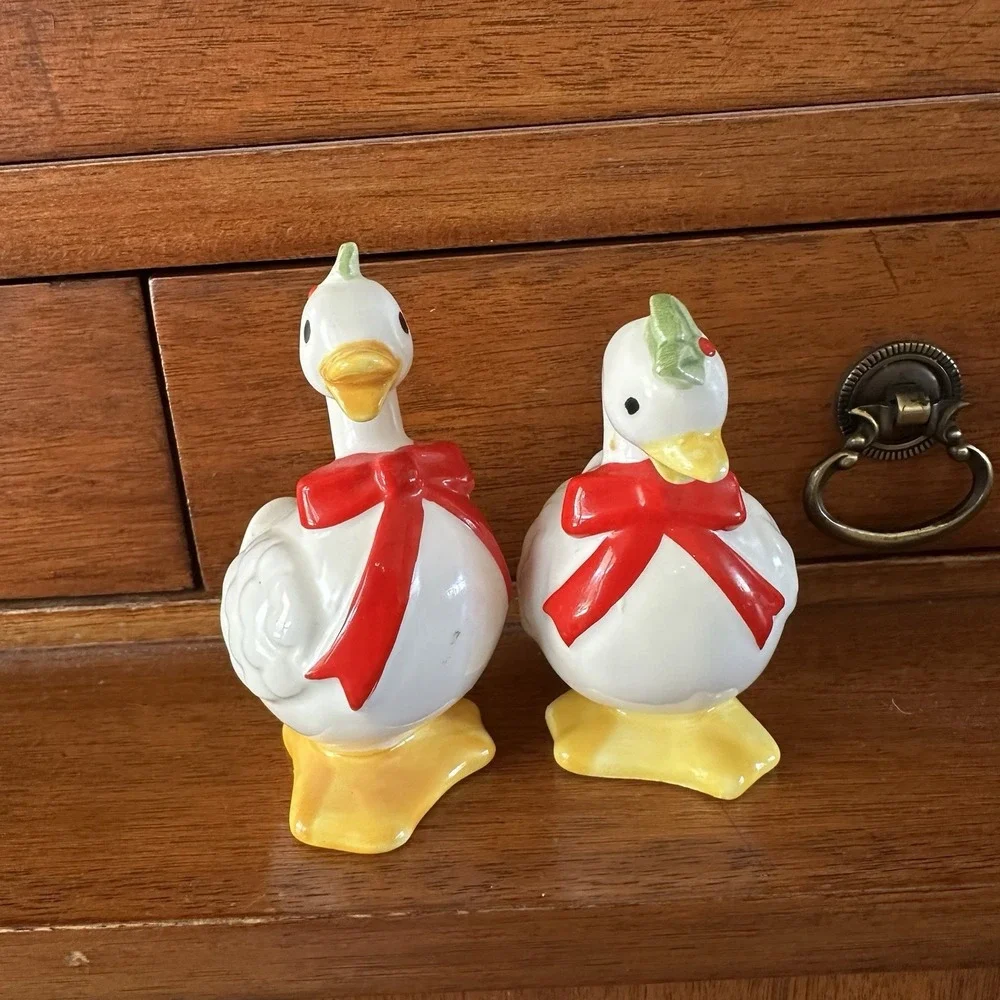 VTG Pair Of Goose Salt & Pepper Shakers Red Bows Holly Christmas Cottagecore